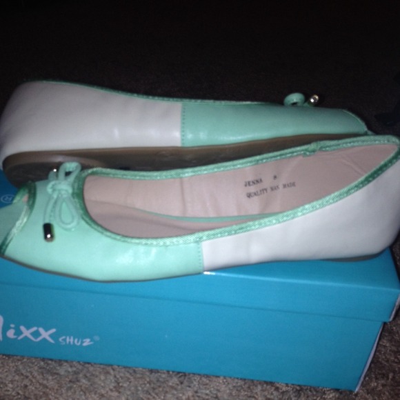 Peep toe flats