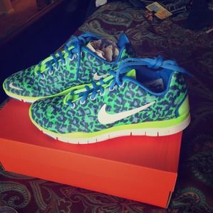NWT nike lime green leopard print running shoes 8