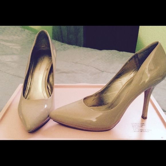 ****reserved ** do not buy ! BCBG pumps