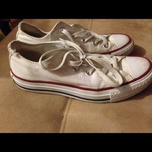 Low top white converse 5.5
