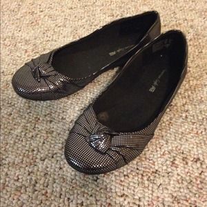 Silver/black flats