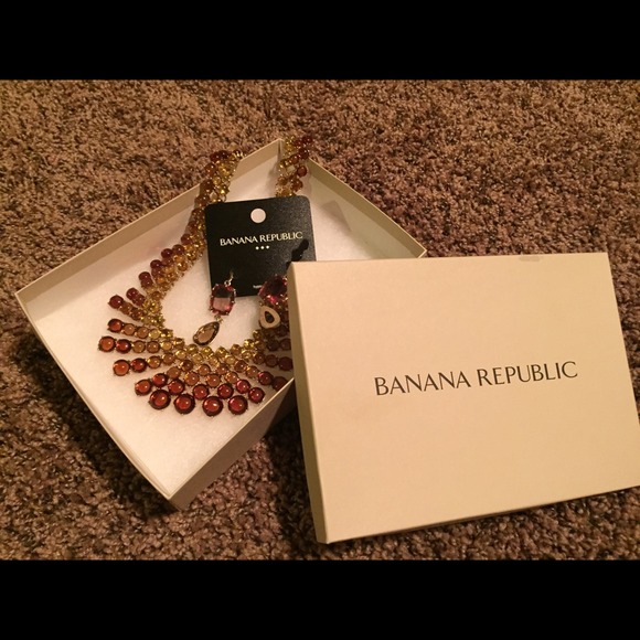 •Banana Republic necklace and earrings set•