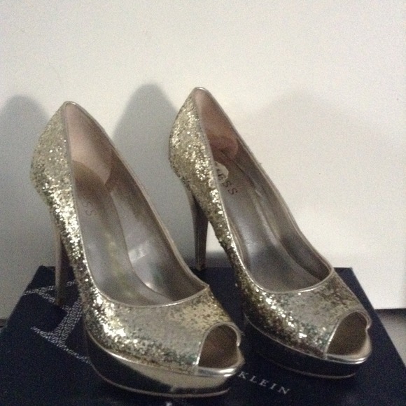 Perfect gold glitter shoes  GREAT HOLIDAY SHOE👣 - Picture 1 of 4