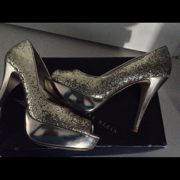 Perfect gold glitter shoes  GREAT HOLIDAY SHOE👣 - Picture 2 of 4