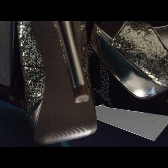 Perfect gold glitter shoes  GREAT HOLIDAY SHOE👣 - Picture 3 of 4