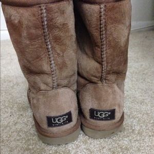 Authentic classic short chestnut uggs !