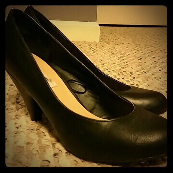 Round Closed toe Black Heel