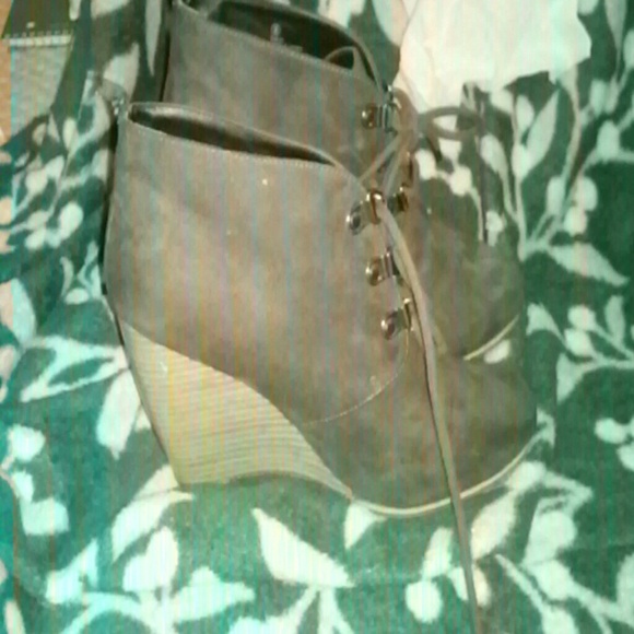 Wedged shoes