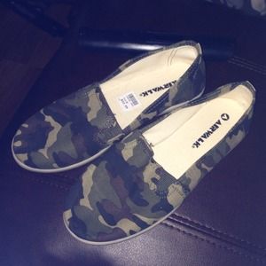 NEVER WORN BRAND NEW! 5⃣0⃣ % Airwalk camo shoes
