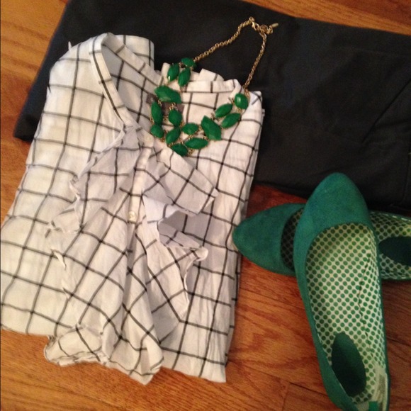 ⭐️sold in bundle⭐️GAP black & white windowpane top