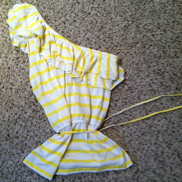 One shoulder yellow shirt