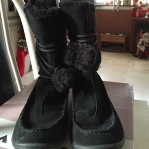 Adorable Black Airwalk suede boots with pompoms😍