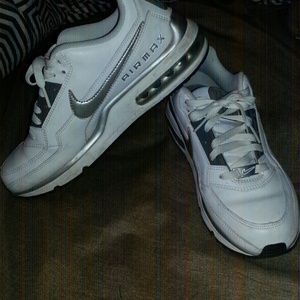 White Nike Airmax