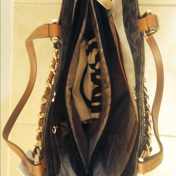 Michael Kors Harper large Signature Tote - Picture 3 of 3