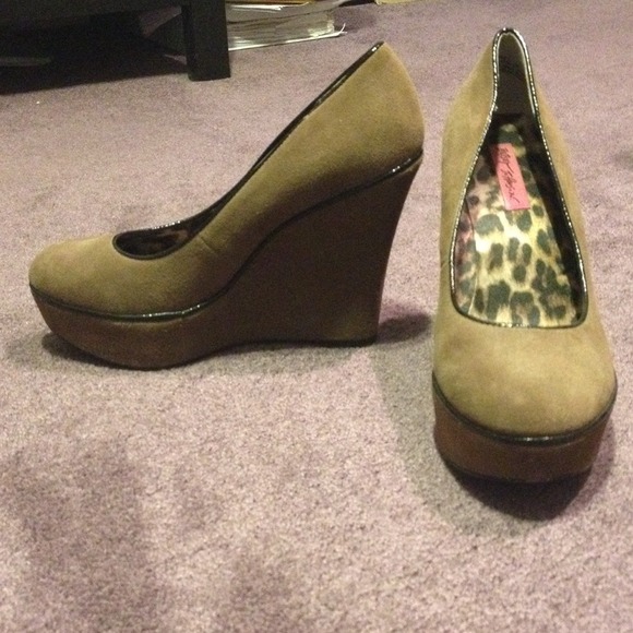 NEW Betsey Johnson brown wedge size 10