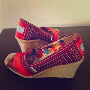 Cute Open-Toed TOMS Wedges