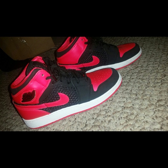 Girls size 4.5 Jordans retro 1s