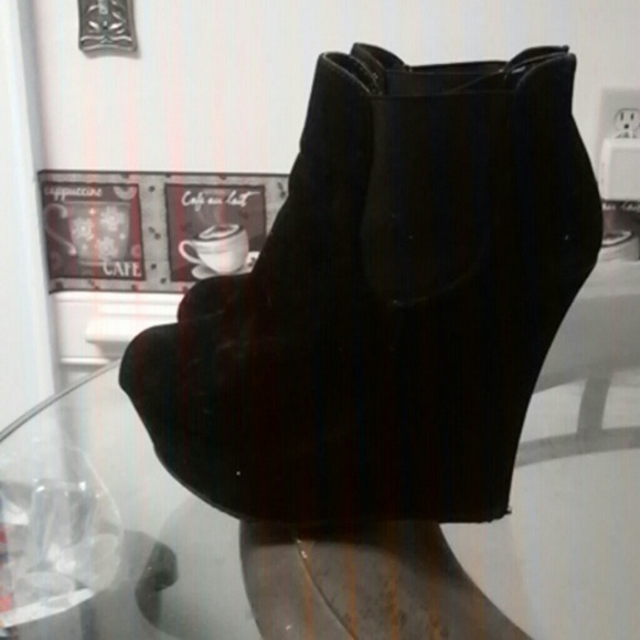 Ankle wedge boot