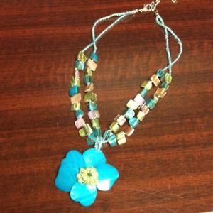 Flower necklace with sones. Silver and adjustable.