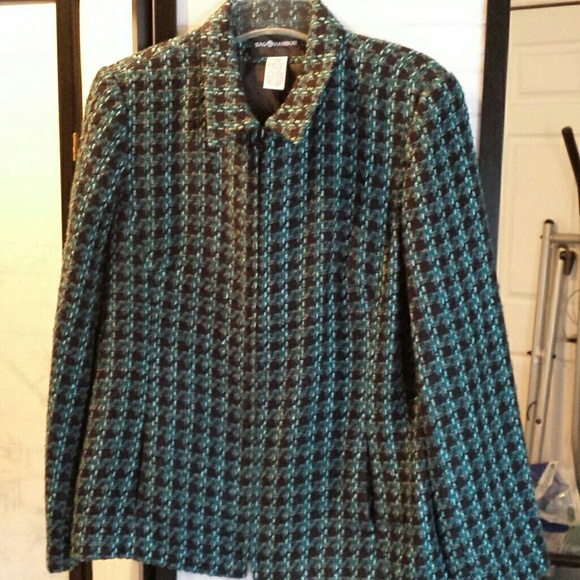 Sag Harbor zip front jacket has 2 hidden front poc