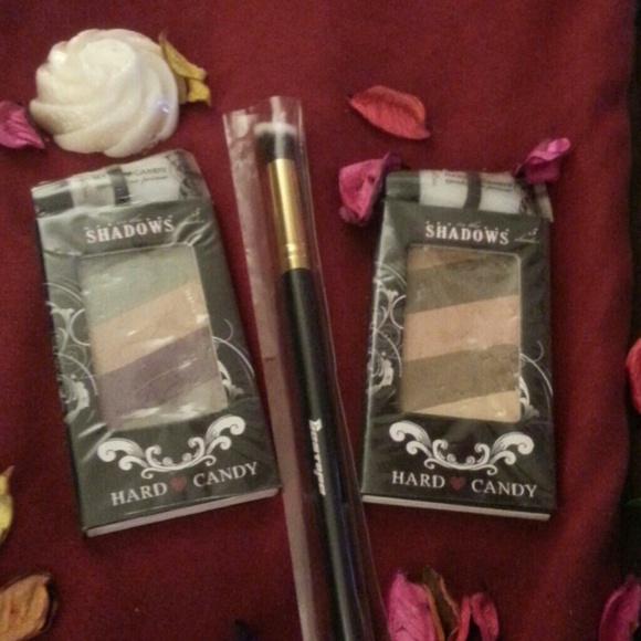 2 hard candy eye shadow pallots with primer.