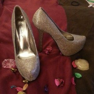 Gold size 7 pumps