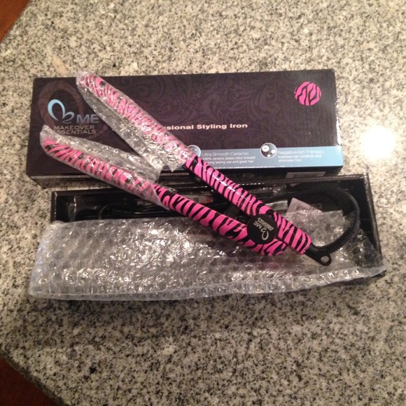 Makeover Essentials "ME" Professional Styling Iron