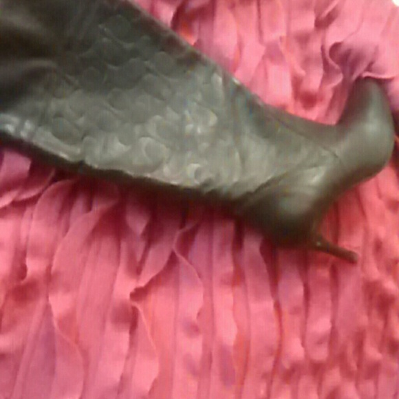 Coach boots 👢 Brown with the C logo leather 😍 - Picture 3 of 4