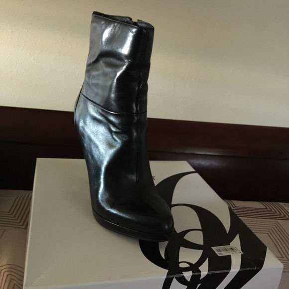 Nine West boot size 7.5 worn once comes with box!