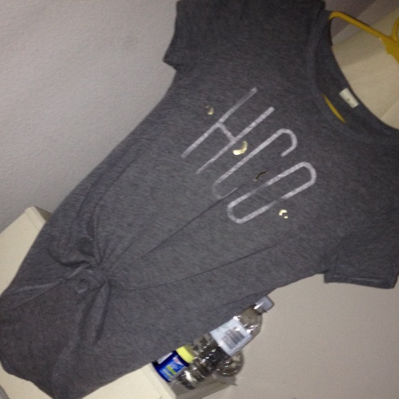 Hollister tee!