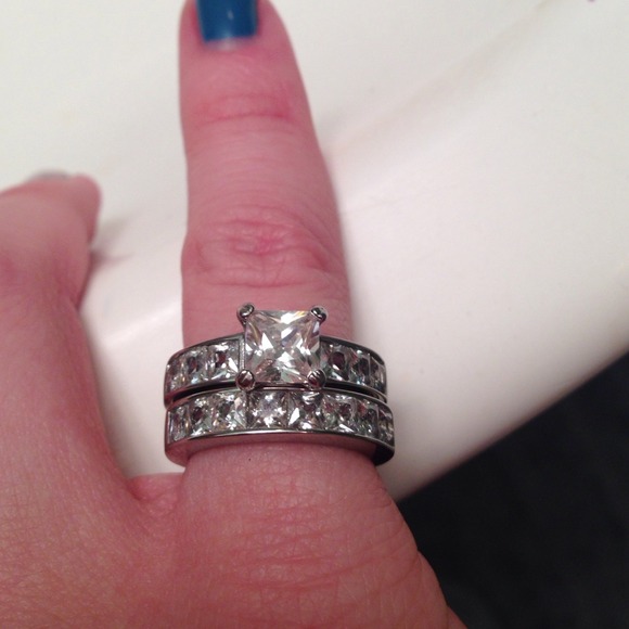 Cubic zirconia wedding set