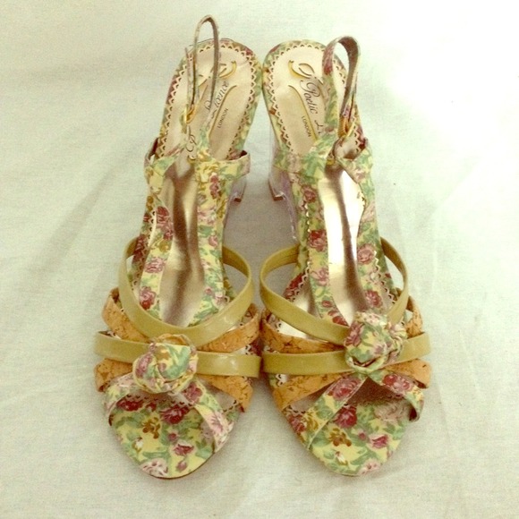 Poetice license flower sandals