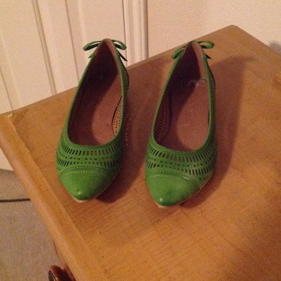Green pointy toe flats