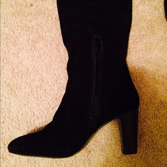 Black suede boots. Zipper on side