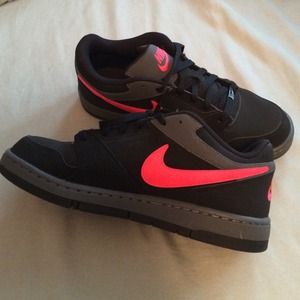 Black and neon Nike tennis shoes (men's)