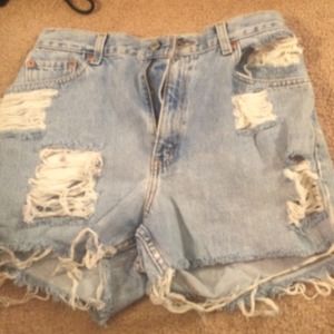Studded ripped Levi shorts!