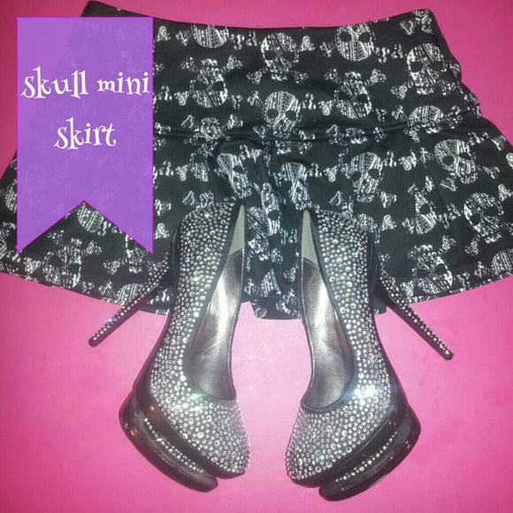 Skull mini skirt