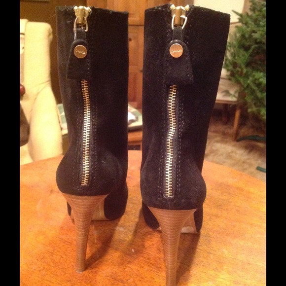 💋 Black Suede Calvin Klein Booties! - Picture 2 of 4