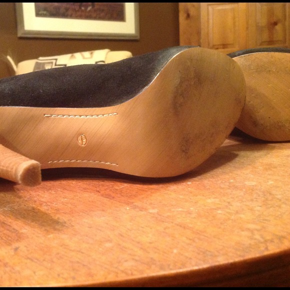 💋 Black Suede Calvin Klein Booties! - Picture 3 of 4