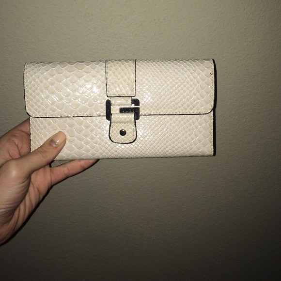 guess wallet, new w out tags