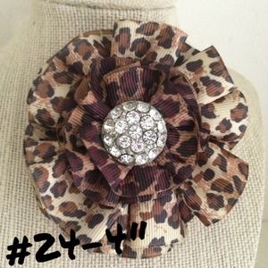 Leopard flower brooch