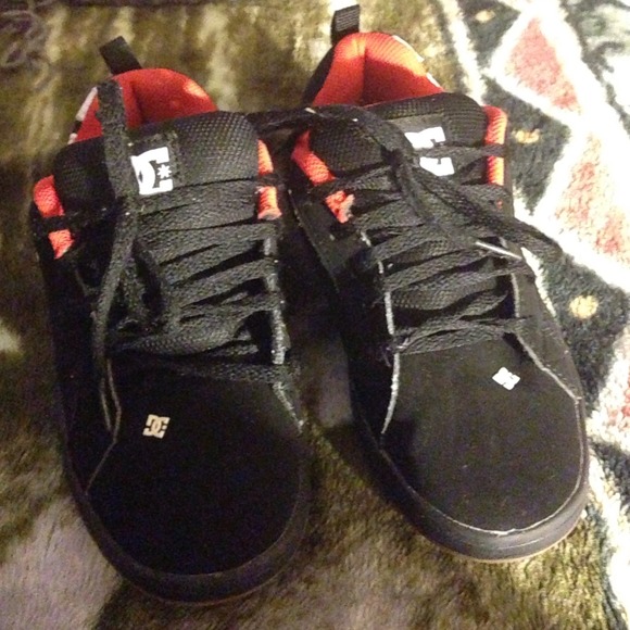 boy DC tennis shoes! size 3  👍