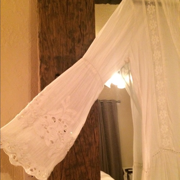 White blouse - Picture 2 of 3