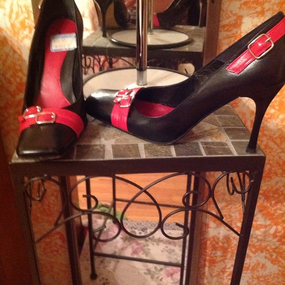 Perfect new condition red and black buckle heels - Picture 1 of 4