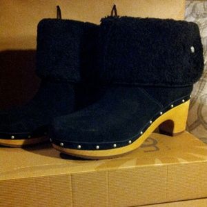 NIB authentic UGG Lymnea black suede clogs bo