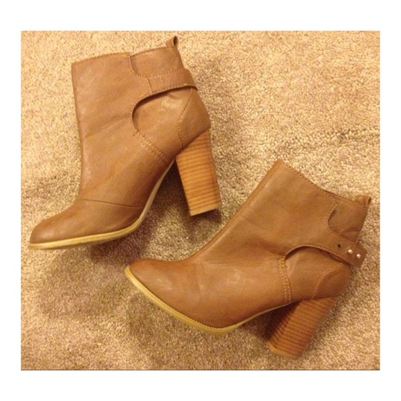 Chunky heel ankle booties🙈