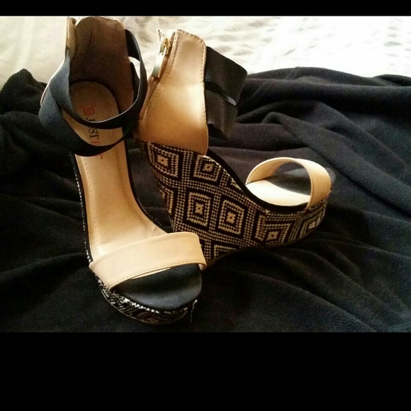 Nude and black High wedges
