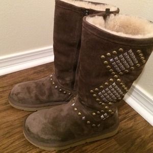 Limited edition !Like new brown studded UGG🅿️🅿️