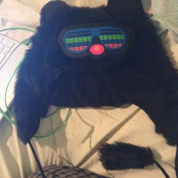 Sound responding hat
