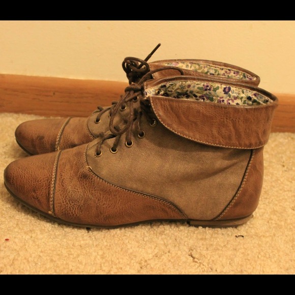 Shoes - BROWN BOOTIES!